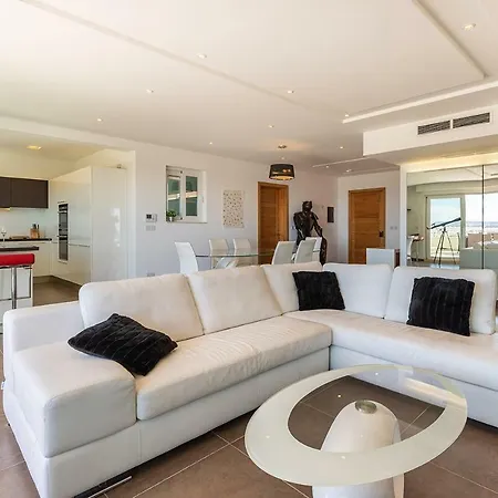 With View And Pool Apartment *