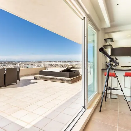 With View And Pool 아파트