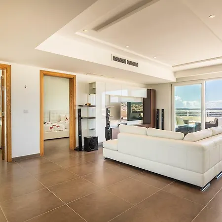 With View And Pool *